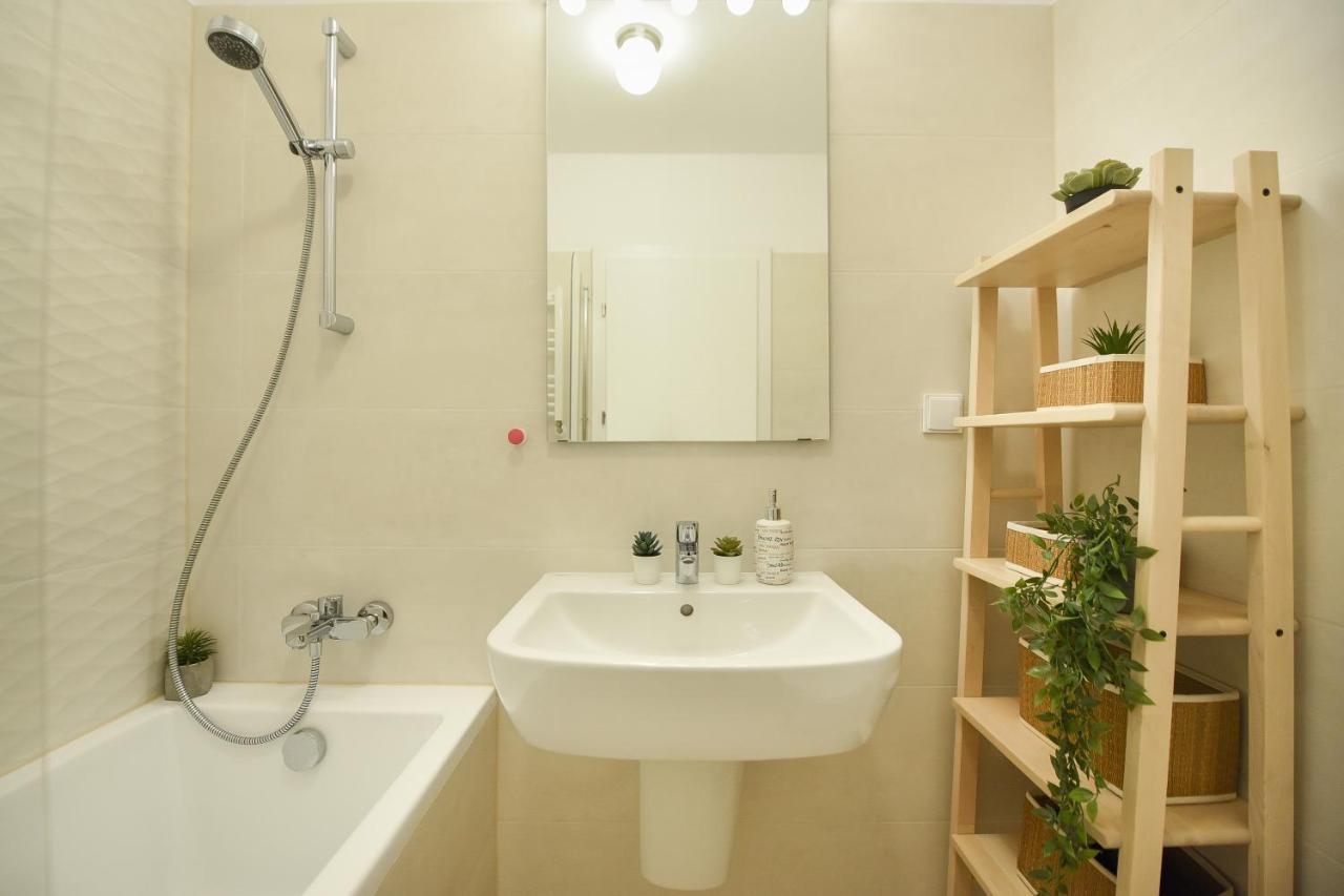 Vacation Feel - 2Br Apartment With Terrace & Private Parking In Baneasa 부쿠레슈티 외부 사진