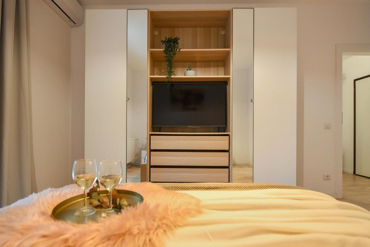 Vacation Feel - 2Br Apartment With Terrace & Private Parking In Baneasa 부쿠레슈티 외부 사진