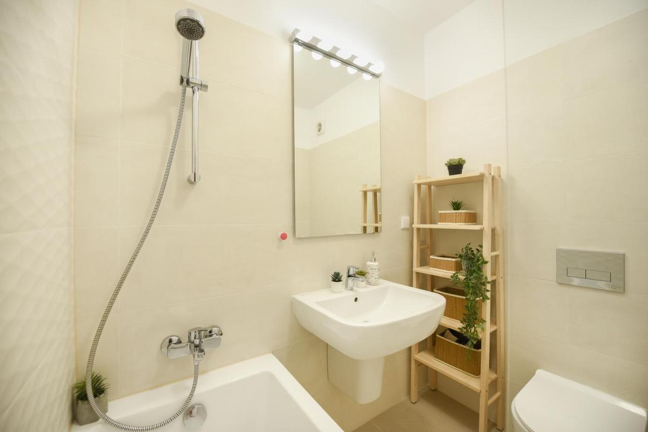 Vacation Feel - 2Br Apartment With Terrace & Private Parking In Baneasa 부쿠레슈티 외부 사진